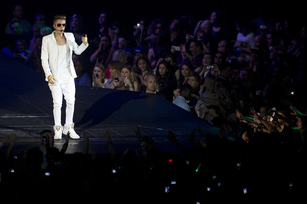 Justin Bieber faz show na arena O2, em Londres (Foto: AFP)