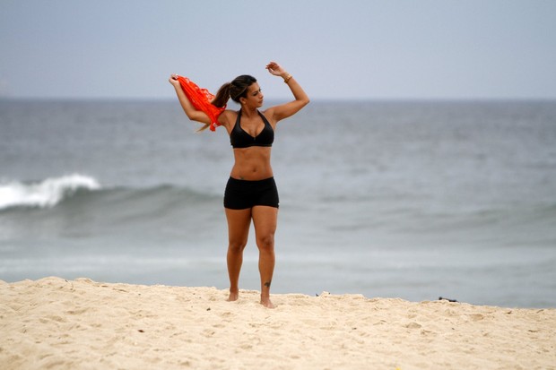 Lucilene Caetano se exercita na praia do Leblon (Foto: Gil Rodrigues / Foto Rio News)