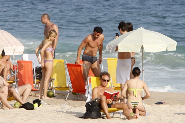 Fred na praia com amigos (Foto: Gil Rodrigues / Foto Rio News)