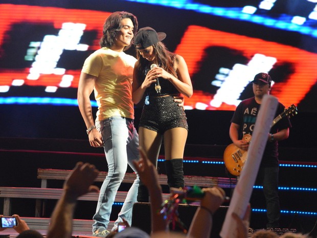 Anitta dança com fã em apresentação no Recife (Foto: Felipe Souto Maior/ Ag. News)