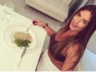 Nicole Bahls mostra o prato durante o jantar: ‘Peito de frango e batata doce’