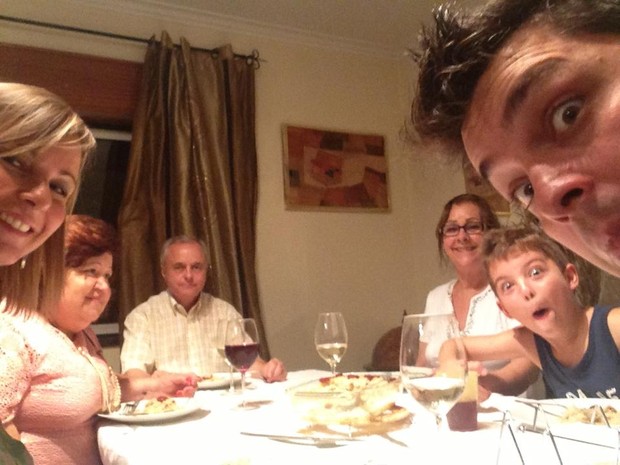 Daniella Faria com a família em Portugal (Foto: Reprodução/Facebook)