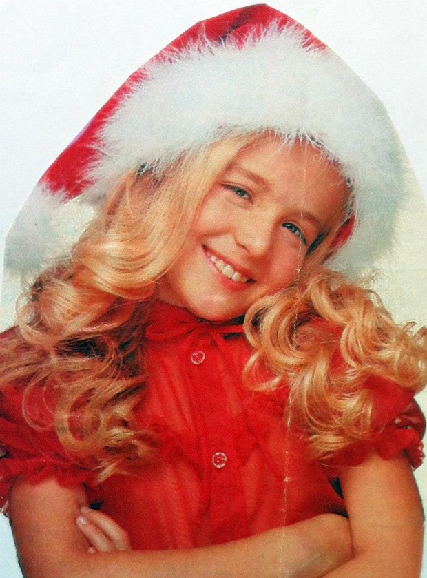 Angélica posta foto de Natal de quando era criança (Foto: Facebook / Reprodução)
