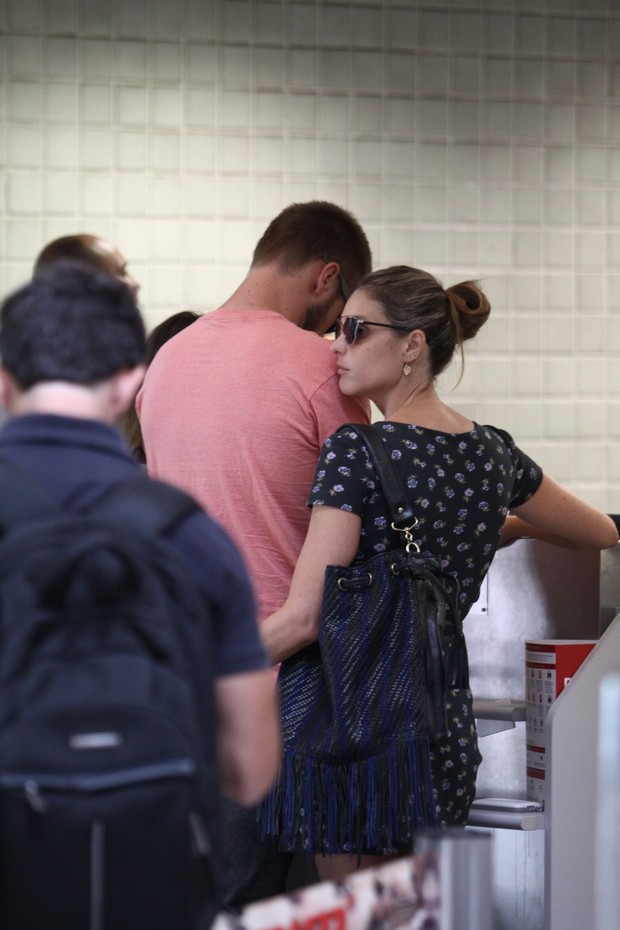 Fernanda Lima e Rodrigo Hilbert no aeroporto (Foto: Wagner Santos / Foto Rio News)