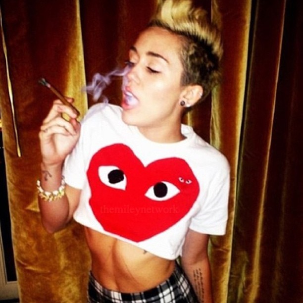 Miley Cyrus fuma e deixa barriguinha de fora (Foto: Instagram)