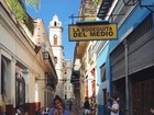 Bruna Marquezine posa de shortinho tomando drinque em viagem a Cuba