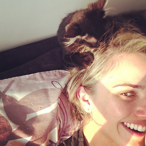 Natallia Rodrigues com seu gato, Bowie (Foto: Reprodução/ Instagram)