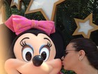 De férias na Disney, Viviane Araújo dá bitoca na Minnie