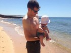 Fora da Copa, Iker Casillas leva filho à praia pela primeira vez