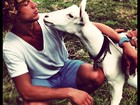 José Loreto se 'apaixona' por cabra: 'Minha parceira e beijoqueira'