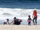 Luciano Huck e Angélica curtem praia em família