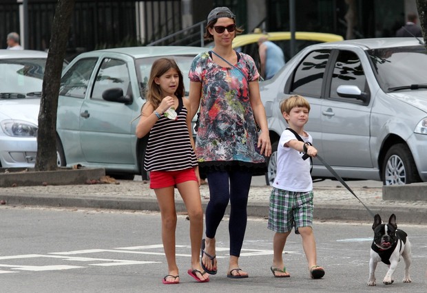 Maria Paula passeia com os filhos na orla do Rio (Foto: Wallace Barbosa / AgNews)