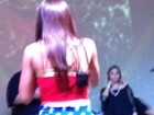 Anitta se empolga dançando e mostra furinhos na perna durante show