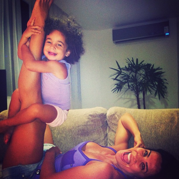 Scheila Carvalho brinca com a filha Giulia (Foto: Instagram/ Reprodução)