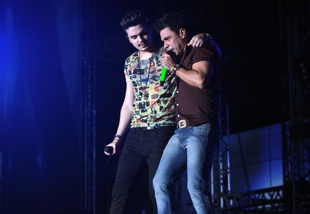Luan Santana e Zezé Di Camargo durante show em Porto Alegre (Foto: Celso Tavares/EGO)