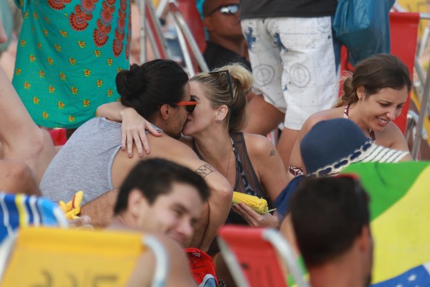 Danielle Winits beija André Gonçalves (Foto: Dilson Silva/AgNews)