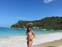 Danielle Favatto posa de maiô cavado em cenário paradisíaco no Caribe