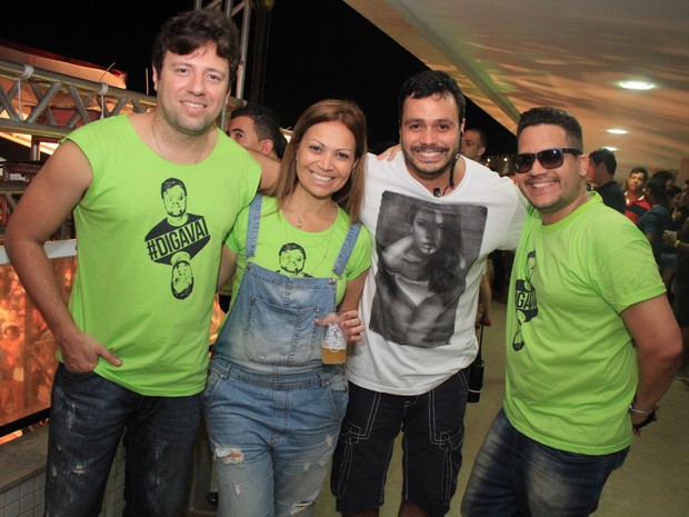 Solange Almeida com o marido, Wagner Miau (à esquerda), e com amigos em show em Salvador, na Bahia (Foto: Sércio Freitas/ Ag. Sércio Freitas/ Divulgação)