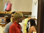 Às vésperas do Natal, Xuxa faz compras em shopping do Rio