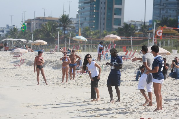 Bacary Sagna, jogador Francês, e família em praia do RJ (Foto: Dilson Silva e André Freitas / aGNEWS)