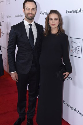 Natalie Portman e o marido, Benjamin Millepied, em evento em Los Angeles, nos Estados Unidos (Foto: Vivien Killilea/ Getty Images/ AFP)