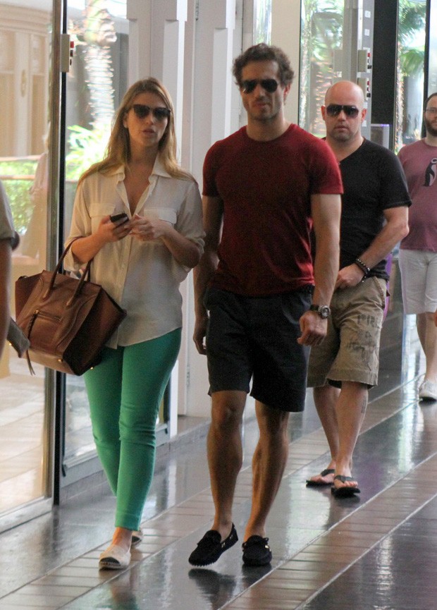 Paulo Rocha e a namorada em shopping do Rio (Foto: Daniel Delmiro / AgNews)