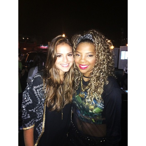 Bruna Marquezine e MC Ludmilla em show de Miley Cyrus no Rio (Foto: Instagram/ Reprodução)