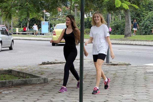 Yasmin Brunet e Rhaisa Batista caminham juntas (Foto: JC Pereira/Ag News)