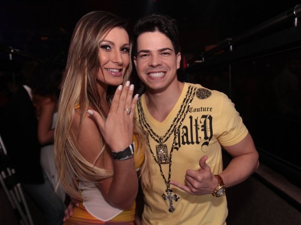 Andressa Urach com o cantor sertanejo Raffael Machado em boate em São Paulo (Foto: Leo Franco/ Ag. News)