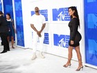 Kim Kardashian usa look sexy, curto e ousado no red carpet do VMA 16