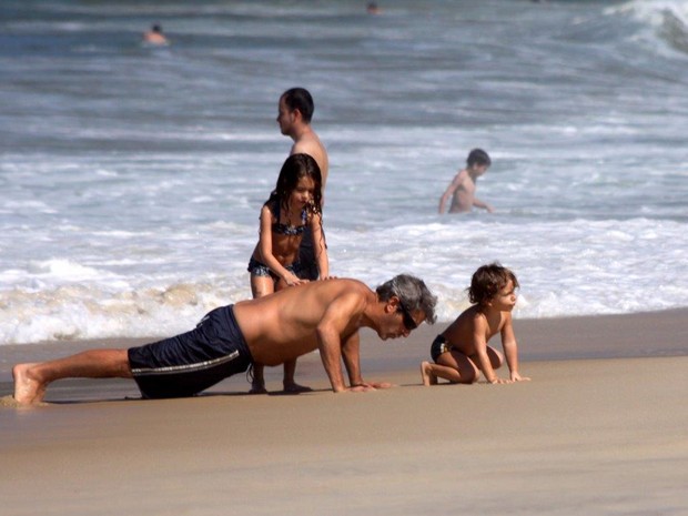 Claudia Abreu e familia na praia (Foto: J.Humberto  AgNews)