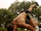 Ex-BBB Jonas faz ioga e mostra costas definidas em rede social