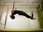 Sheron Menezzes faz 'malabarismo' em aula de pilates 