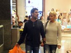 Xuxa faz compras com o namorado Junno Andrade