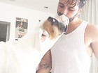 Bruno Gagliasso dá beijo na boca de cachorro: 'Beijo de língua'