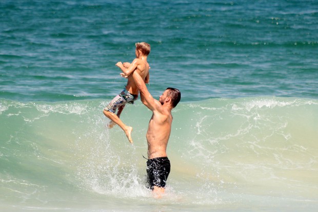  Rodrigo Hilbert se diverte com seus filhos na praia de Ipanema no Rio de Janeiro (Foto: AgNews )