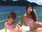 Scheila Carvalho e filha fazem pose com biquínis de mesma estampa 