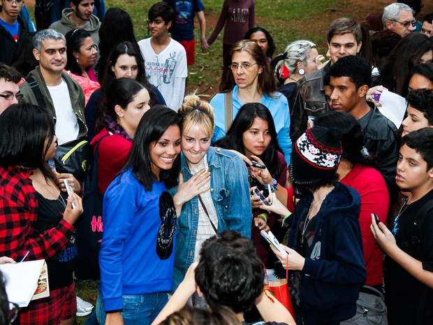 Jena Malone posa com fãs no Parque do Ibirapuera, em São Paulo (Foto: Manuela Scarpa/ Foto Rio News)