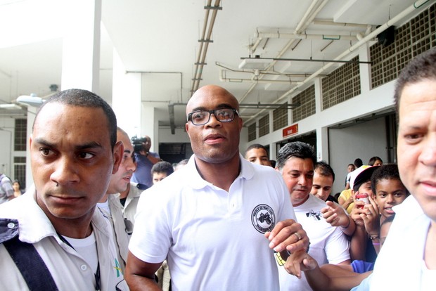 Anderson Silva inaugura academia em seu nome no Complexo da Rocinha (Foto: Daniel Delmiro / AgNews)