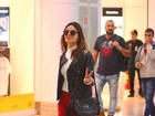 Isis Valverde embarca toda estilosa e simpática em aeroporto no Rio