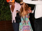 Paris Hilton chega abraçada com Álvaro Garnero Filho em restaurante