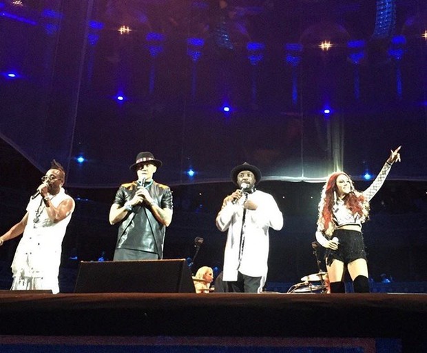 Lydia Lucy com os integrantes do Black Eyed Peas  (Foto: Reprodução / Instagram)
