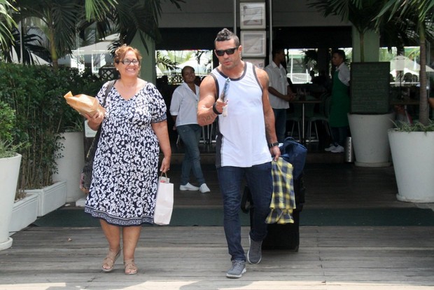 Victor Belfort e a mãe (Foto: Gabriel Rangel/ Ag. News)