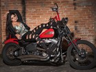 Dançarina do Faustão, Aline Riscado faz poses ousadas em cima de moto