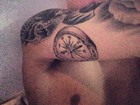 Justin Bieber mostra a nova tatuagem no braço