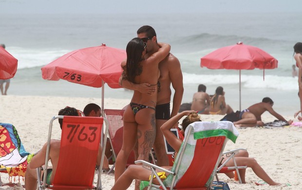 Ex BBB Yuri e João Mauricio curtem praia bem acompanhados e Yuri beija muito em dia de sol na Barra (Foto: Clayton Militão / Foto Rio News)