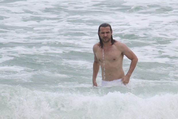 Igor Rickli na praia (Foto: Dilson Silva / AgNews)
