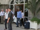 Morgan Freeman deixa hotel no Rio