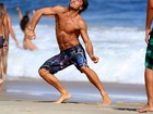 Kayky Brito joga altinha e mostra corpão em praia  no Rio