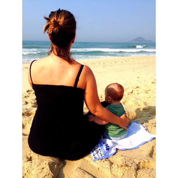 Paloma Duarte e o filho posam na praia (Foto: Reprodução / Instagram)